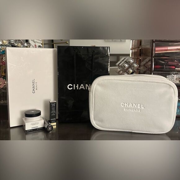 CHANEL BEAUTY BUNDLE~LARGE VELOUR POUCH, TINTED LIP BALM & HYDRA BEAUTY BALM - Picture 14 of 16